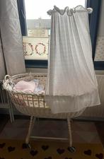 Vintage rieten gebroken witte wieg op wielen, Ophalen, Gebruikt, Wieg