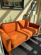 Leuke oranje (ruime) tweezitbank, Ophalen, Zo goed als nieuw, 75 tot 100 cm, Tweepersoons