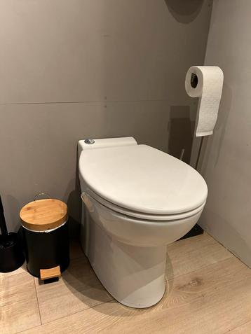 Sanibroyeur toilet | met vermaler | prima staat beschikbaar voor biedingen