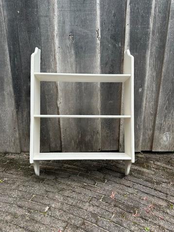 Houten Boekenrek / Wandplank beschikbaar voor biedingen