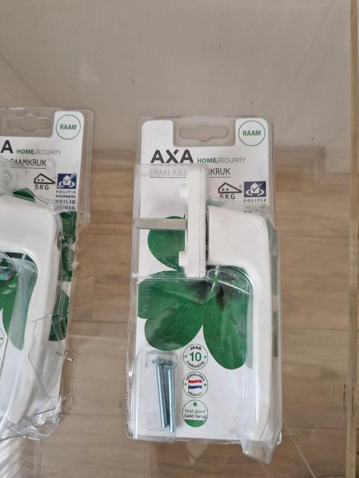 Raamkruk AXA nieuw wit model 3350-10-88BL (2x beschikbaar), Doe-het-zelf en Verbouw, Hang- en Sluitwerk, Zo goed als nieuw, Ophalen of Verzenden