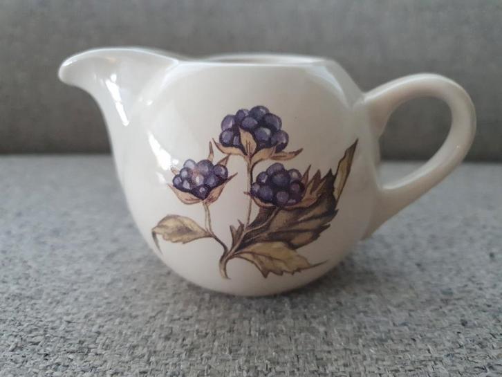 Jet ter Steege melkkannetje met bramen blackberries, Huis en Inrichting, Keuken | Servies, Zo goed als nieuw, Overige typen, Overige stijlen