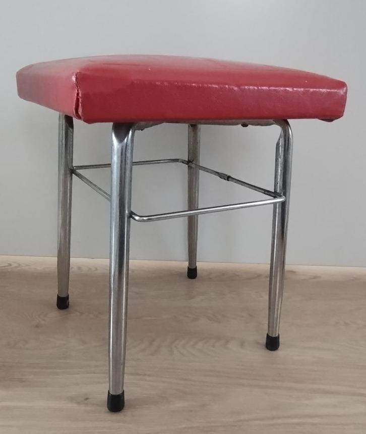 Rood krukje met skai bekleding vintage, Antiek en Kunst, Antiek | Meubels | Stoelen en Banken, Ophalen of Verzenden