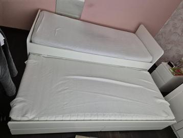 SLÄKT Bedframe met onderbed en opberger beschikbaar voor biedingen
