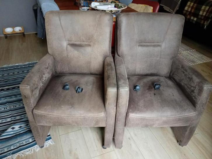 2 Bruine Suede Stoelen met Wieltjes voor 30 euro, Huis en Inrichting, Stoelen, Gebruikt, Twee, Stof, Bruin, Ophalen of Verzenden