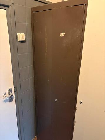 Bruine Kast met Planken en ladenblok