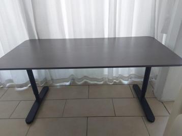 Bureau bekant beschikbaar voor biedingen