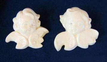 Twee lieve engelen kopjes. Engel beschikbaar voor biedingen