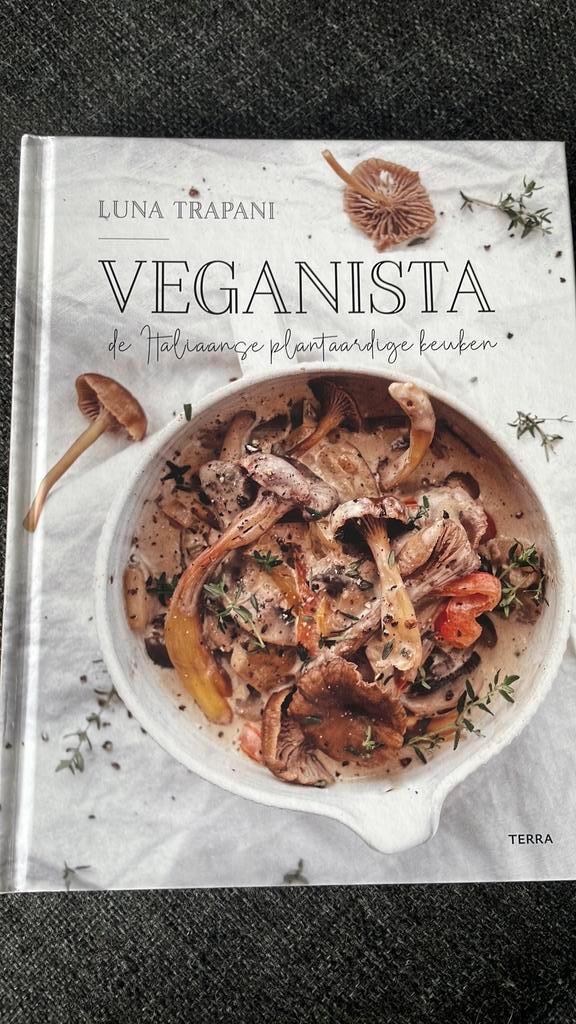 Luna Trapani - Veganista, Boeken, Kookboeken, Zo goed als nieuw, Italië, Ophalen of Verzenden