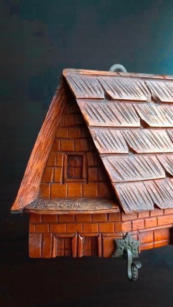 Antiek houtsnijwerk haaksleutelhanger Gesigneerd beschikbaar voor biedingen