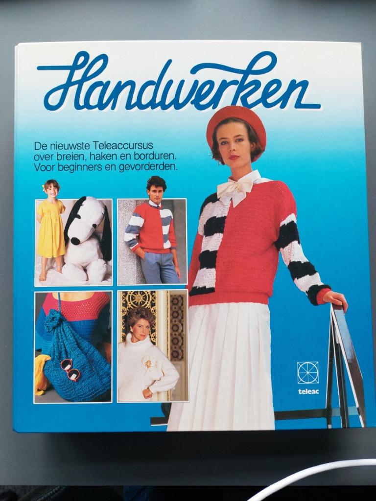 Teleac cursus Handwerken (1984) - Reina Bakker, Hobby en Vrije tijd, Breien en Haken, Ophalen of Verzenden, Zo goed als nieuw