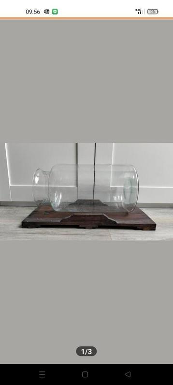 Decoratie vaas op houten plateau beschikbaar voor biedingen