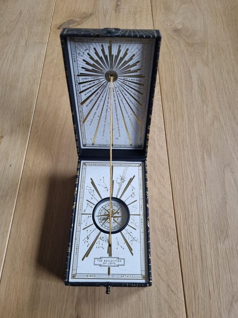 Tomorrowland 2022 treasure case compleet, Ophalen of Verzenden, Zo goed als nieuw