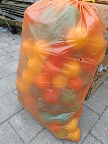 Ballen voor de ballenbak beschikbaar voor biedingen