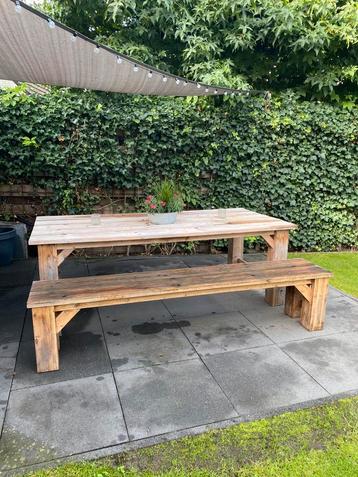 Tuintafel met bank beschikbaar voor biedingen