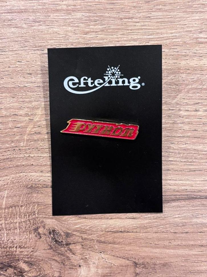 Python logo tekst pin efteling, Verzamelen, Rookartikelen, Aanstekers en Luciferdoosjes, Zo goed als nieuw, Sigarenbandjes, Verzenden