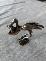 Verzilverde miniatuur ooievaar met baby, Antiek en Kunst, Verzenden