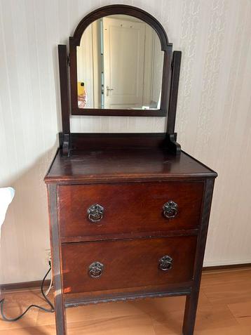Antieke mahonie kaptafel met lieve details beschikbaar voor biedingen