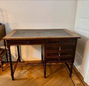 Klassiek bureau met lederen blad en 5 lades beschikbaar voor biedingen