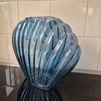 Blauwe schelpvormige vaas, glas 29 cm br x 22 cm hoog, Huis en Inrichting, Blauw, Ophalen of Verzenden, Minder dan 50 cm, Glas