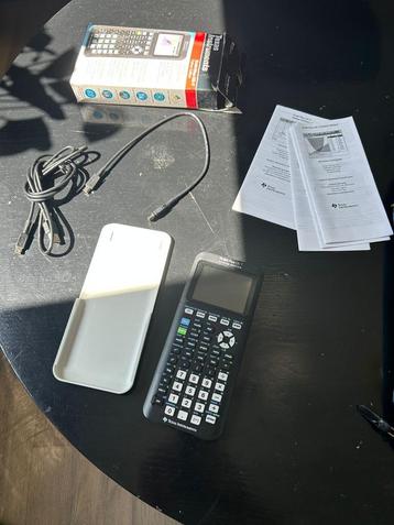 Texas Instruments TI-84 CE-T grafische rekenmachine  beschikbaar voor biedingen