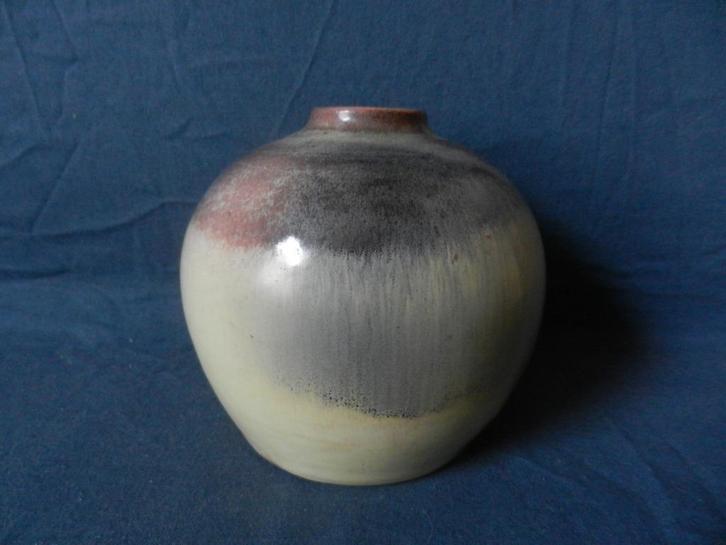 Aardewerk bolvormige vaas Katwijk Klinkenberg h. 12,8 chipje, Antiek en Kunst, Antiek | Keramiek en Aardewerk, Ophalen of Verzenden