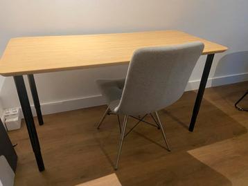 Bureau met verstelbare poten