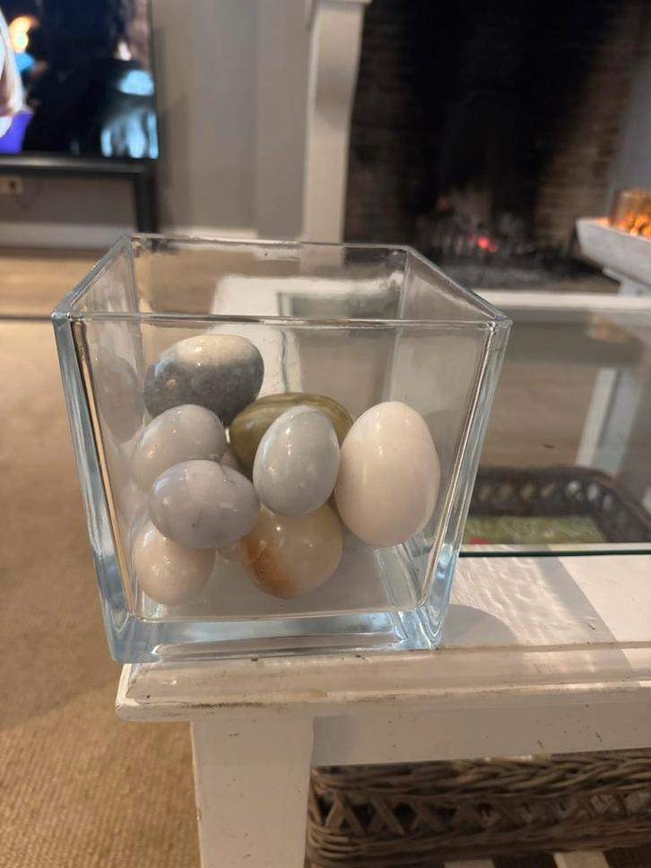 Albast eieren in glazen bak, Huis en Inrichting, Woonaccessoires | Schalen en Manden, Gebruikt, Schaal, Vierkant, Glas, Ophalen of Verzenden