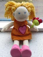 Poppekind Pop Nelly of Nele merk Haba met rode bloem, Ophalen of Verzenden, Zo goed als nieuw, Overige typen