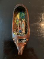 Souvenir uit Lourdes - Houten klomp met religieuze scène, Ophalen of Verzenden