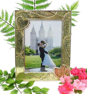Zeer mooie fotolijst "Sweethearts" versiert met harten. beschikbaar voor biedingen