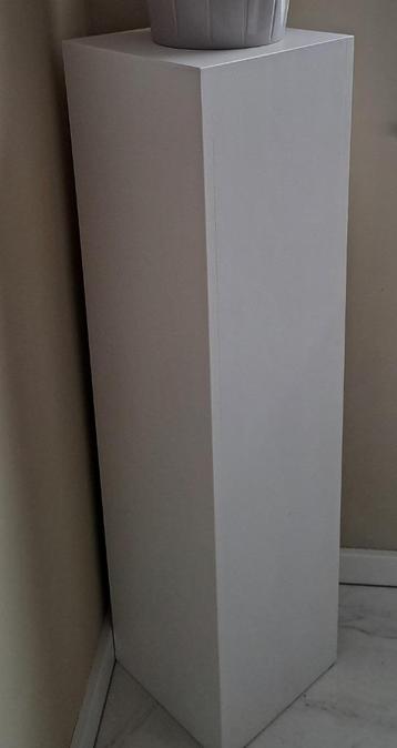 Witte zuilen  beschikbaar voor biedingen