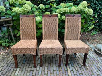 3 rieten stoelen met gratis kussentjes beschikbaar voor biedingen