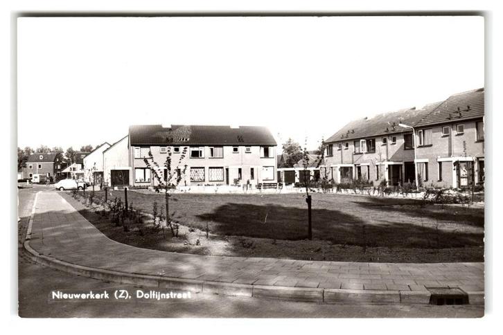 Nieuwerkerk, Dolfijnstraat, Verzamelen, Ansichtkaarten | Nederland, Ongelopen, Zeeland, 1960 tot 1980, Verzenden