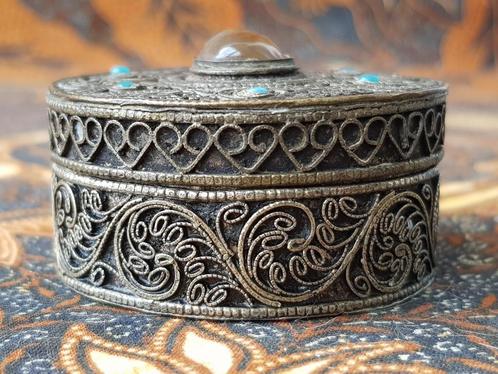 Mooi antiek Oosters doosje van koper met stenen 5,2 cm., Antiek en Kunst, Antiek | Woonaccessoires, Ophalen of Verzenden