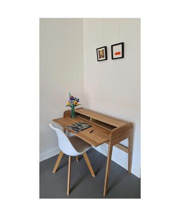 Zuiver retro bureau naturel beschikbaar voor biedingen