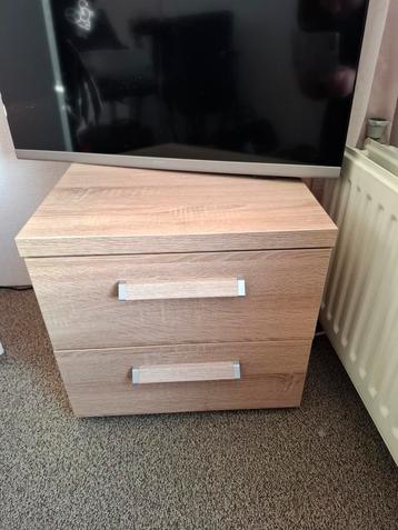 Nachtkastje met 2 lades beschikbaar voor biedingen