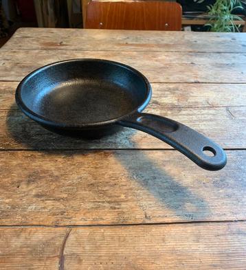 Lodge gietijzer koekenpan beschikbaar voor biedingen