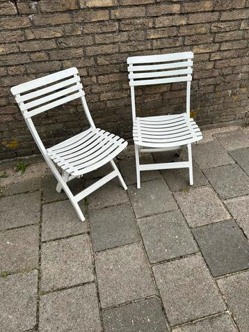 Twee kunstof Bistro /Balkon stoeltjes beschikbaar voor biedingen