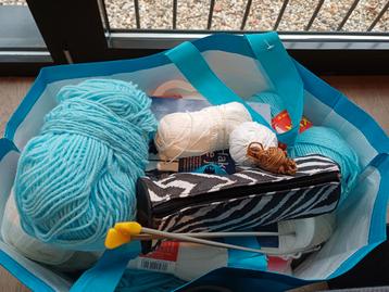 Tas vol met wol en spullen voor haken en breien beschikbaar voor biedingen