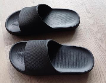 Zwarte slippers maat 43 NIEUW beschikbaar voor biedingen