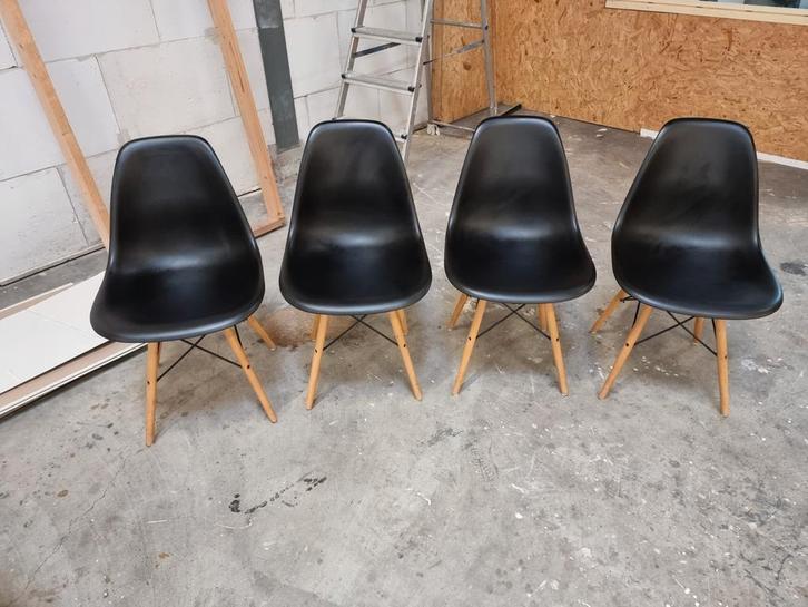 Set van 4 Zwarte Kuipstoelen met Houten Poten, Huis en Inrichting, Stoelen, Gebruikt, Vier, Kunststof, Zwart, Ophalen