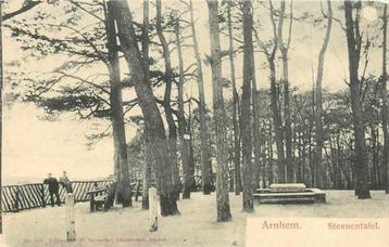 (377-596-021) Arnhem Steenen Tafel beschikbaar voor biedingen