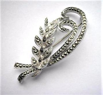 Sphinx broche zilverkleur met markasieten (7218-3270) beschikbaar voor biedingen