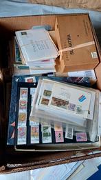 Grote doos vol met interessante nalatenschap!!, Postzegels en Munten, Postzegels | Volle albums en Verzamelingen, Nederland en Buitenland