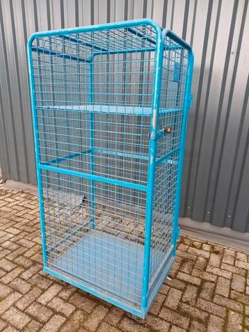 Nette rolcontainer met verstelbaar schap. beschikbaar voor biedingen