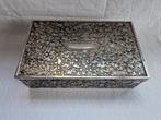 (E) Vintage met reliëf versierde verzilverde sieradendoos., Antiek en Kunst, Curiosa en Brocante, Ophalen of Verzenden