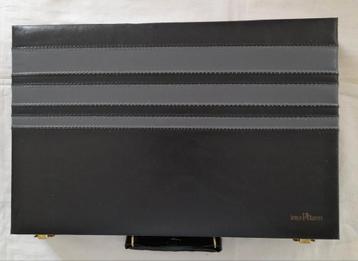 Backgammon in Attache koffer. 38 cm. beschikbaar voor biedingen