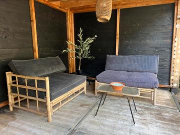 Loungeset met kussens (pallet) en rotan tafeltje beschikbaar voor biedingen
