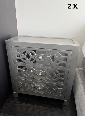 2x nachtkastje zilver met spiegel beschikbaar voor biedingen